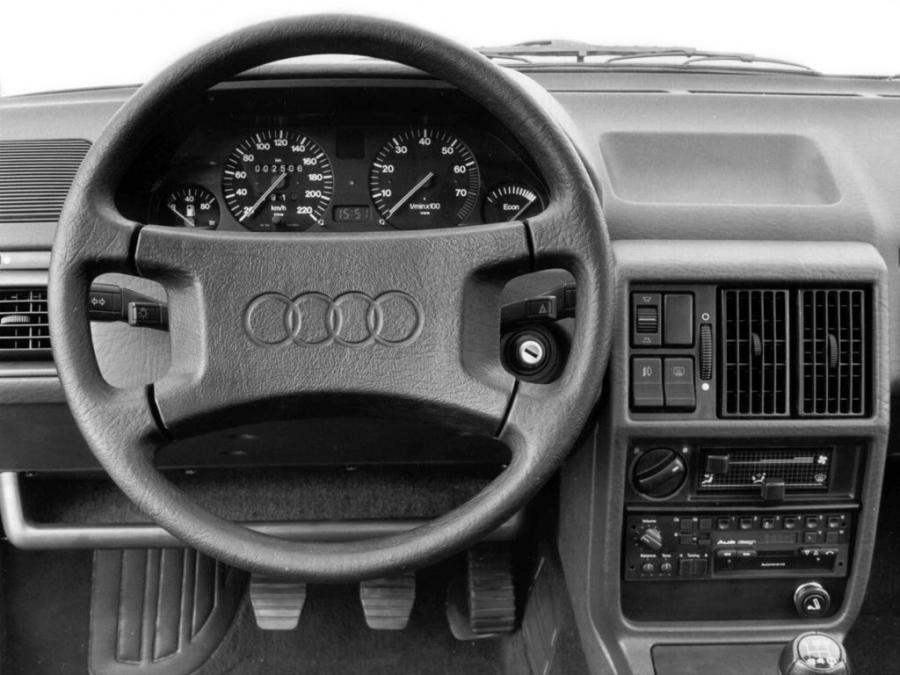 Панель приборов Audi 100 (C3) 1982 года  (WW) (фото 6 из 11)